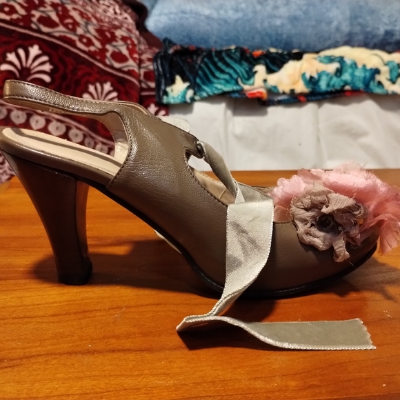 Rada beige/grey heels - Picture 7 of 10